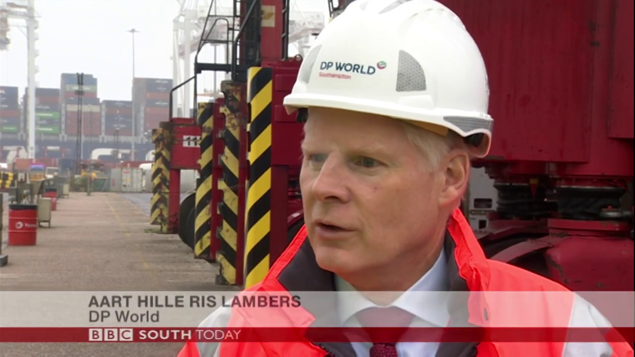 Hybrid electric straddle carriers