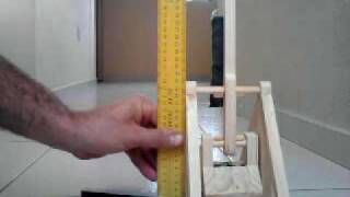 video demonstrativo da catapulta de madeira do tipo trebuchet.