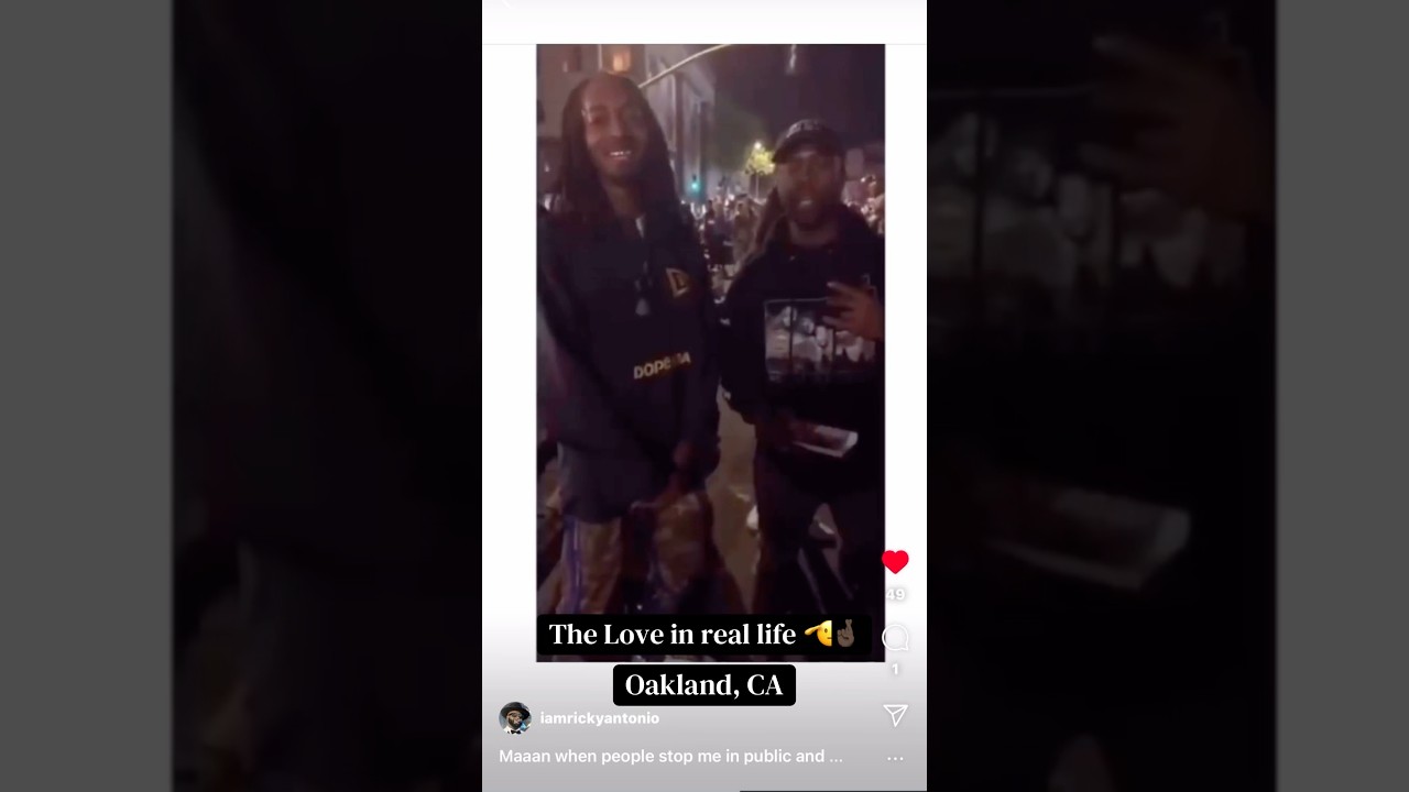 Меня остановила поклонница в Окленде, чтобы выразить свою любовь! 🤞🏿🫡 