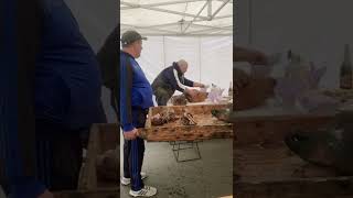 Осетинская свадьба/ подают мясо и варенную голову быка