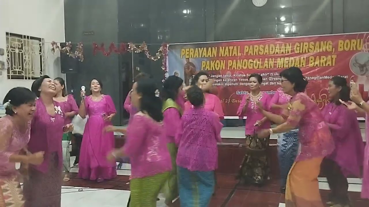 Nyonya Girsang kompak bernyanyi di Perayaan Natal PBGP Medan Barat, Sabtu (09/12/2023). 
