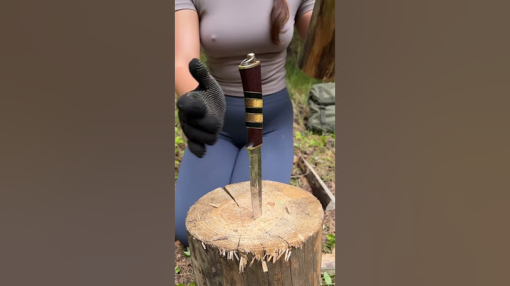Pretty WOMAN  knows how to handle a knife🔪 #camping #survival #bushcraft #outdoors