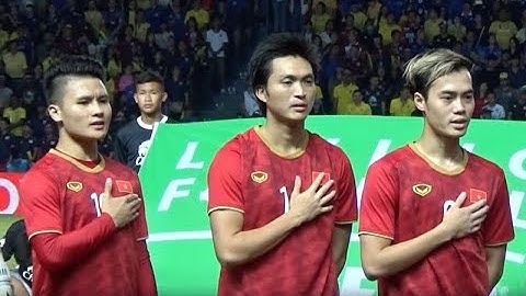 Màn hát quốc ca đầy hào hùng của đội tuyển Việt Nam trước hàng vạn khán giả Thái Lan