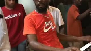 نيجيري زنق سمعها