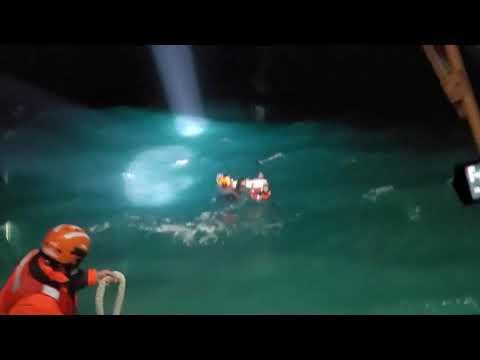 玻璃船身沉沒  澎湖海巡馳援全數救起