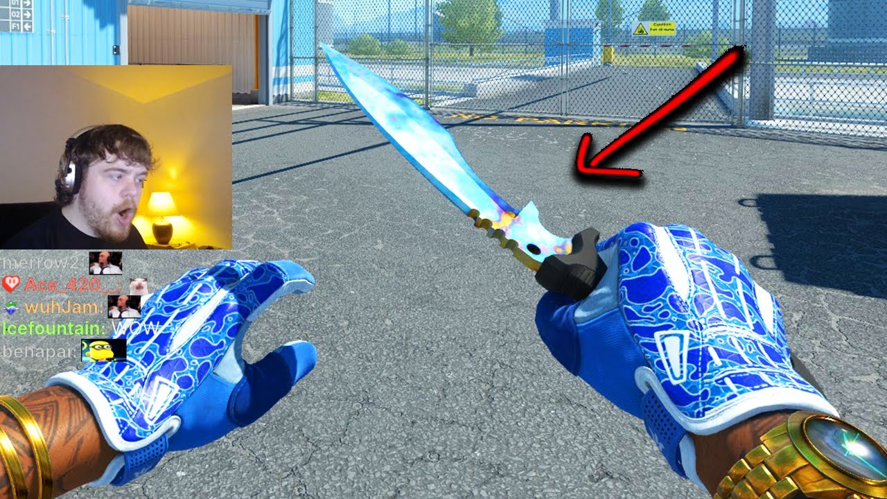 Он распаковал нож и перчатку.