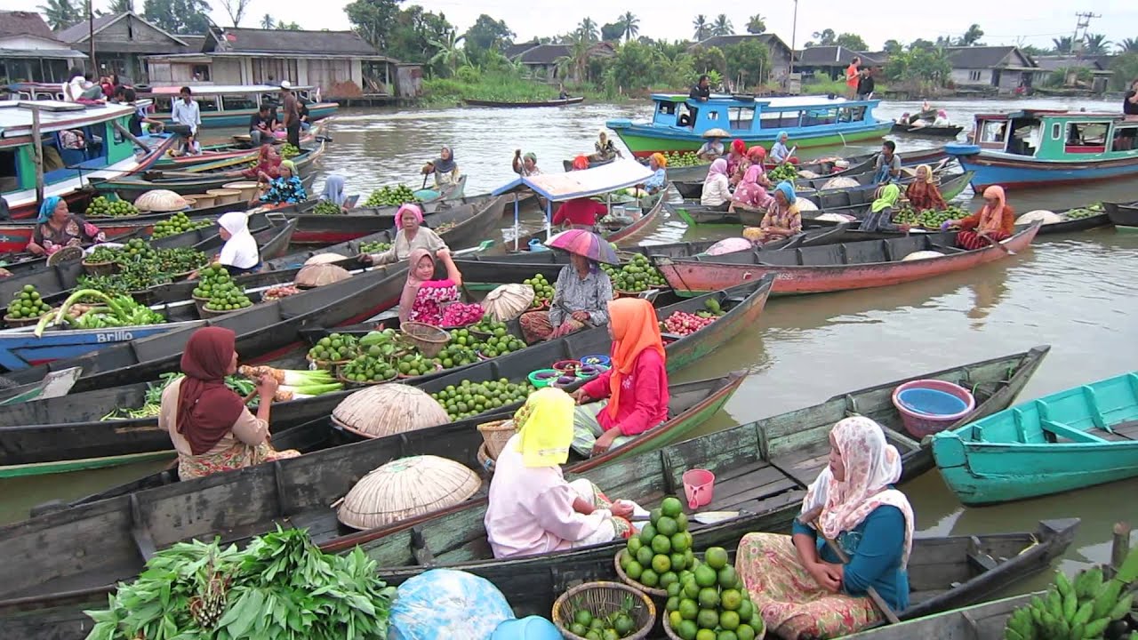 Барито бали. Калимантан плавучие рынки. Плавучий рынок в Индонезии. Банджармасин Индонезия.
