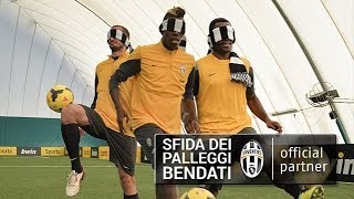 I giocatori della Juventus nella sfida dei palleggi bendati