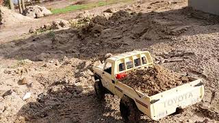 rc Toyota Landcruiser LC79 + Liebherr 564   hauling Sand