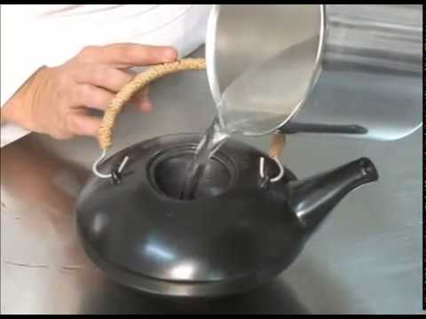 Vídeo: Como Preparar O Chá Preto Corretamente