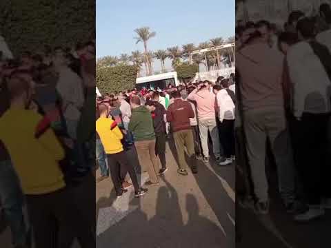 نفذو الطلبات الأول عمال النساجون الشرقيون يت  ه  د ي د و بعدم استكمال العمل المواطن