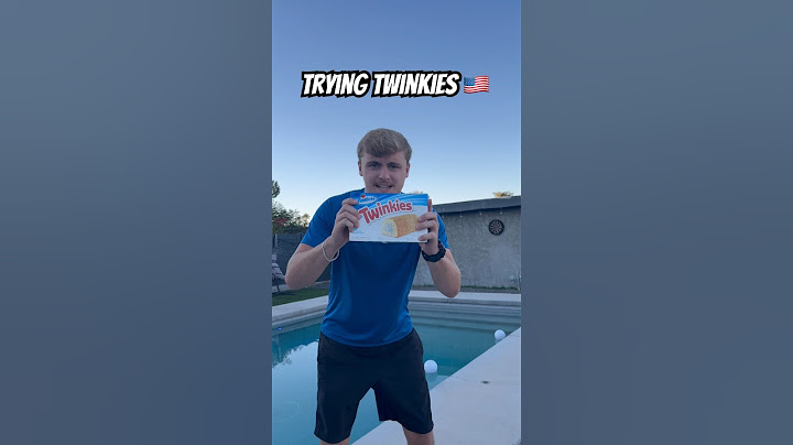 Trying Twinkies #travel #foodie #twinkies #americansnacks #snacks #britinusa #cakes