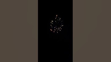 4in. Golden white strobe shell. #fireworks #pyrotechnica #pyro #pyroshow #eventpyrotechnik #fire ￼