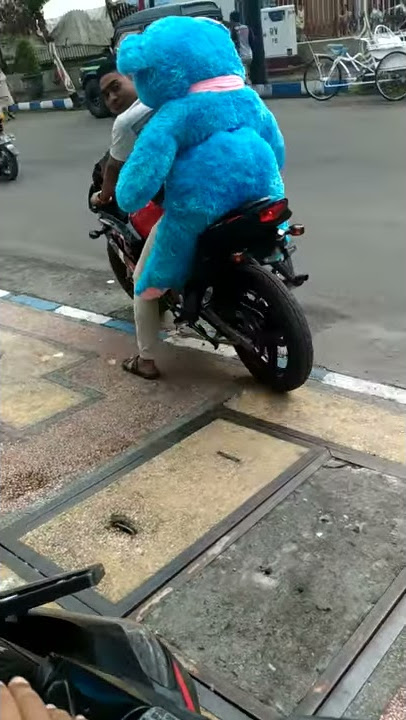 Cowok bonceng boneka pakek ninja