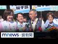 柯志恩、柯文哲合體市場掃街　攤商送上「一串蕉」｜#鏡新聞