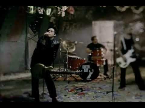 Green Day- Boulevard of Broken Dreams ( Official Music Video,)