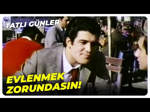 Kız Gizlice Seni Gözleyecekmiş - Tatlı Günler | İzzet Günay