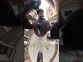 Długi brązowy płaszcz, burgundowy sweter i szal paisley.Ja bym to nazwał City Boho Voyager style