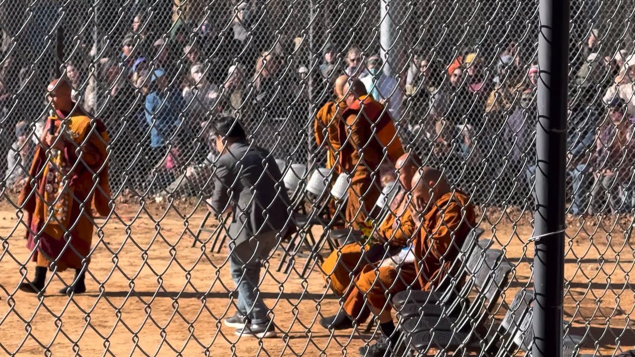 Он склонил голову и попросил монаха и группу путников раздать всем еду.