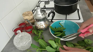 Comment verser le thé à la menthe ?