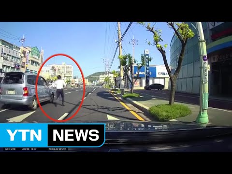몸 던져 차 세우고 의식 잃은 운전자 구조 / YTN