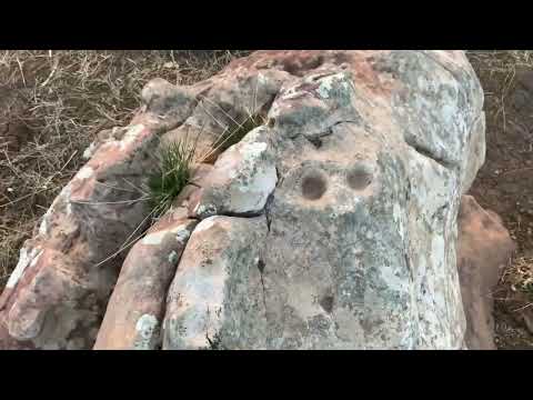 اشارة منقلة على صخرة مع سيالين اتجاه المنقلة لغرب والسيالين لشرق