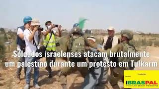 Soldados israelenses atacam brutalmente um palestino durante um protesto em Tulkarm