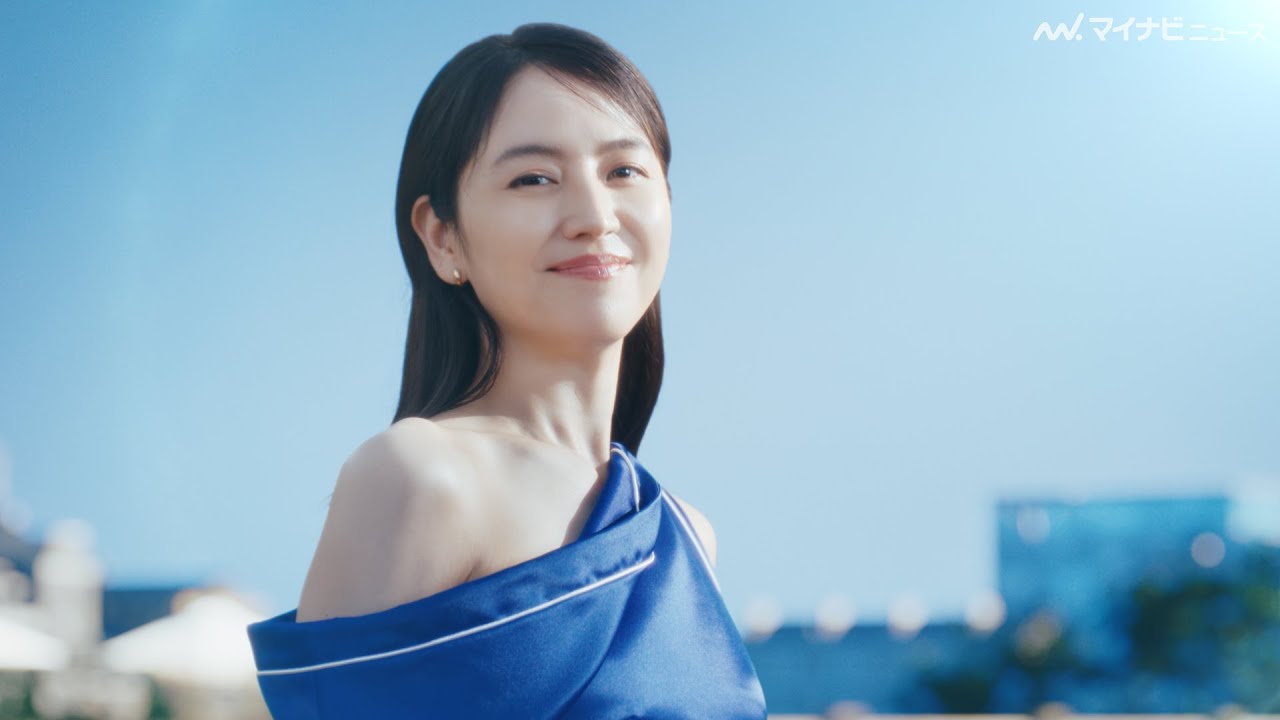 Masami Nagasawa's beautiful décolleté shines in a blue dress