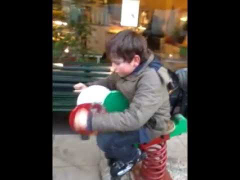 Junge auf Schaukelpferd