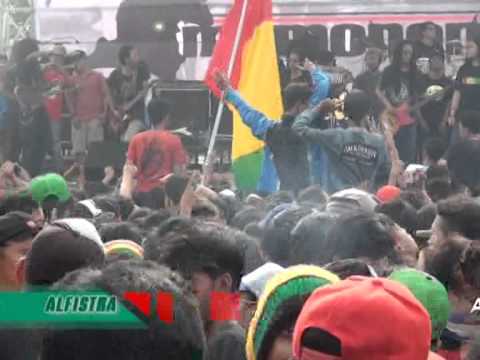 Anniversary 2th Daun Bambu With Momonon Feat Daun Bambu - Wahai Pantai HD
