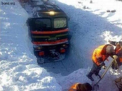 Wideo: Kanadyjski Pociąg Przebija Się Przez śnieg Niczym Interes Nikogo