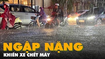 TP.HCM mưa lớn, hàng loạt xe chết máy trong đêm tối