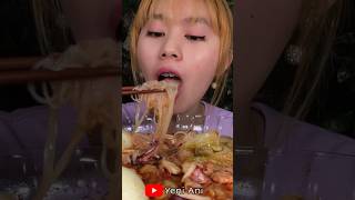 Mukbang mie kaca seafood berkuah pedas #mukbang #asmr #makanpedas #makanan #makan #makanenak #shorts