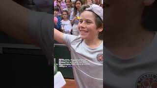 Fans erupt over De Minaur’s heartwarming gesture with young fan at the French Open | #yahooaustralia