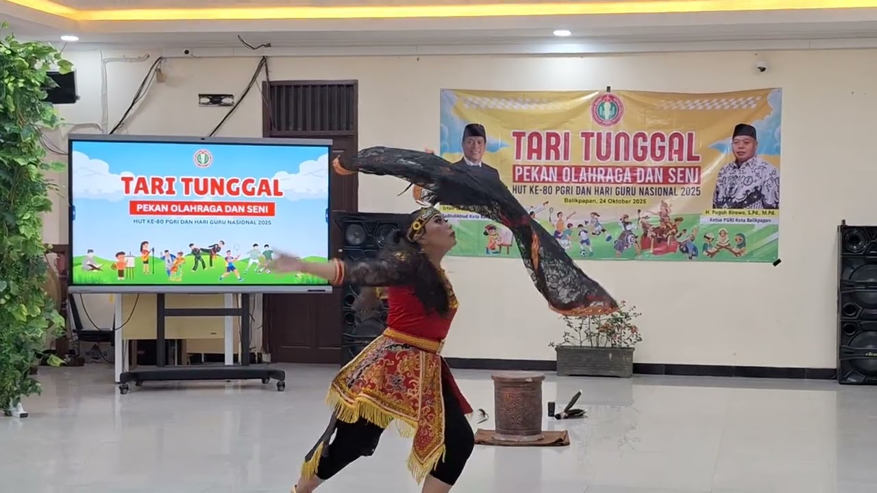 Ibu Wulan Tri Satata, juara 2 Tari Tunggal PGRI 2025 tingkat Kota Balikpapan