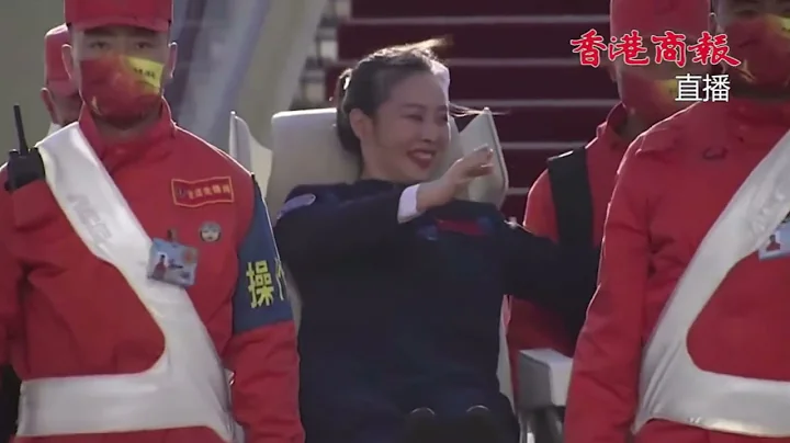 神十三回家 | 王亚平与女儿相拥眼泛泪花：摘星星的妈妈回来了 ✨ - 天天要闻