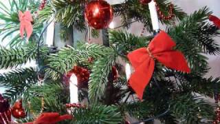 Am Weihnachtsbaum die Lichter brennen