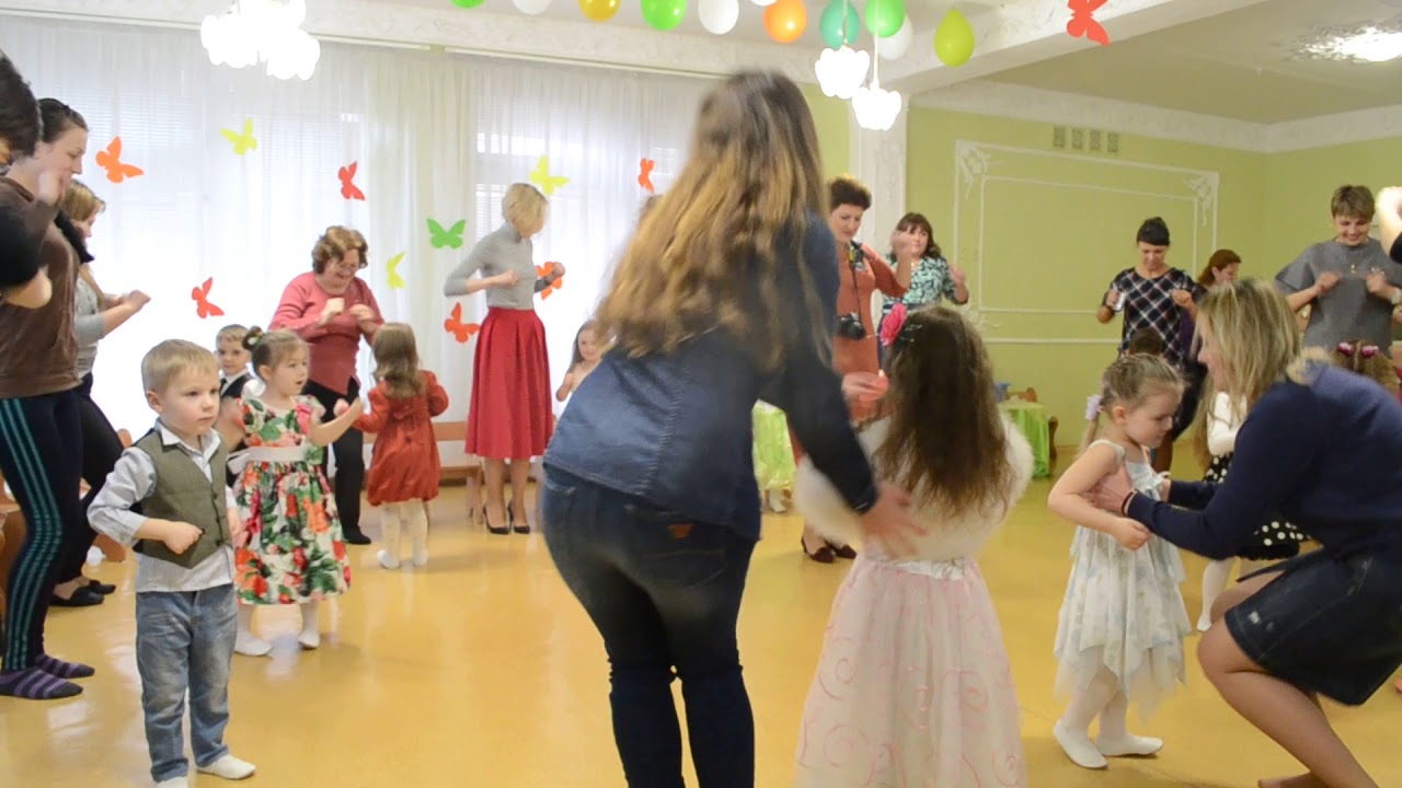 Видео танец мамочки. Мамы на утреннике в детском. Танец с мамой в детском саду. Воспитатель на утреннике в детском саду.