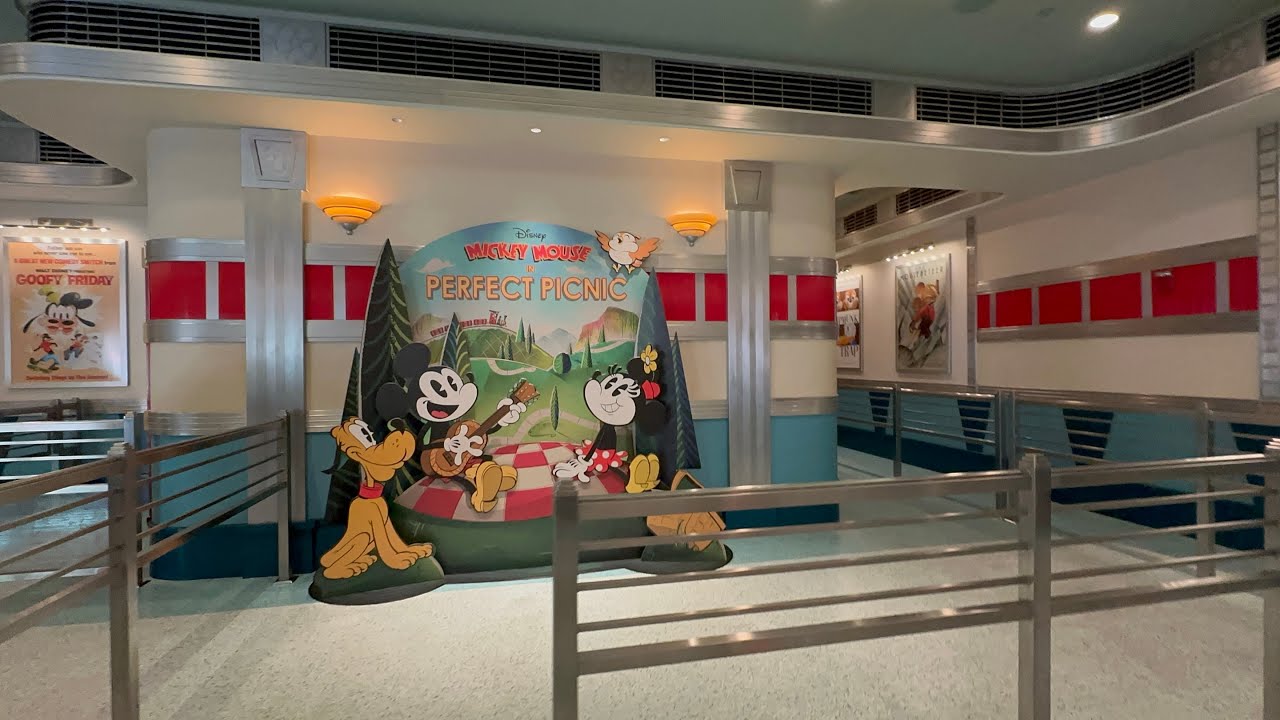 Mickey and Minnie’s Runaway Railway (Disneyland) - Stand By Queue