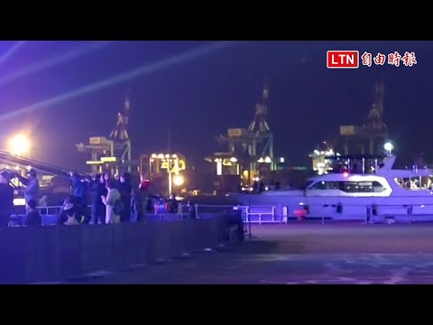 禁陸不禁海 搭遊艇看高雄跨百 還跟主持人對話
