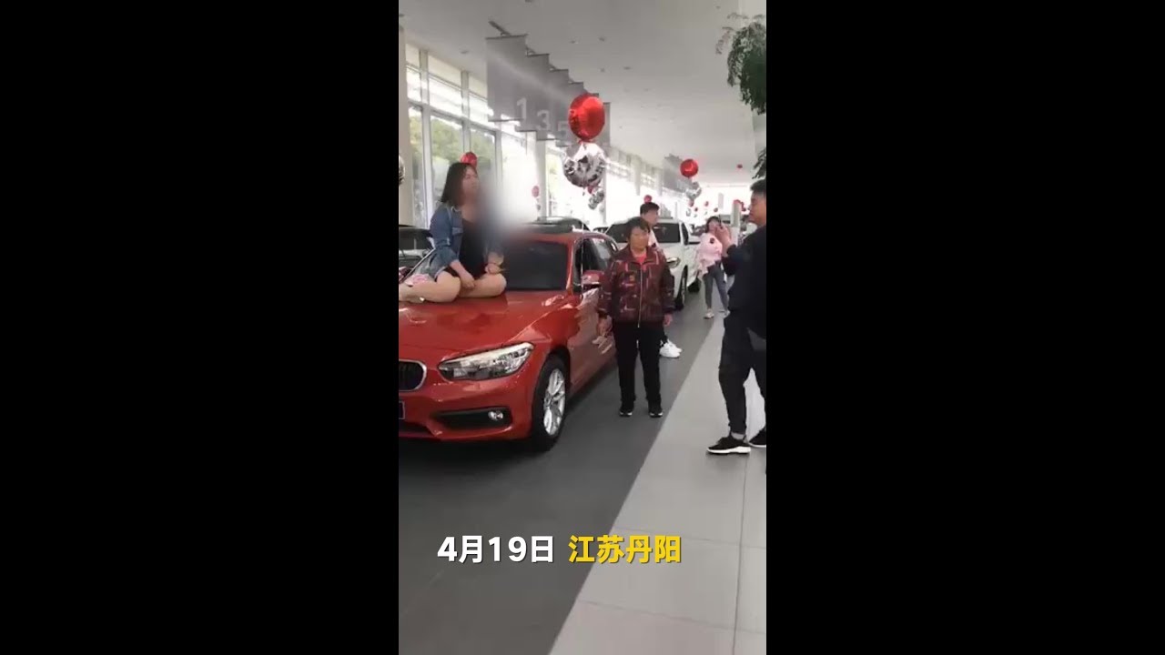 再告奔驰 江苏女子4S店维权，坐塌宝马引擎盖；西安女车主再告奔驰（20190422）