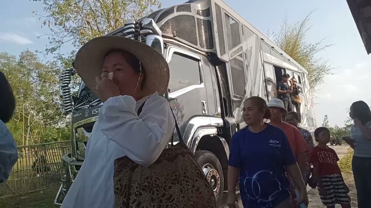 แห่นาครอบหมู่บ้านนานหลายชั่วโมงสนุกสนาน