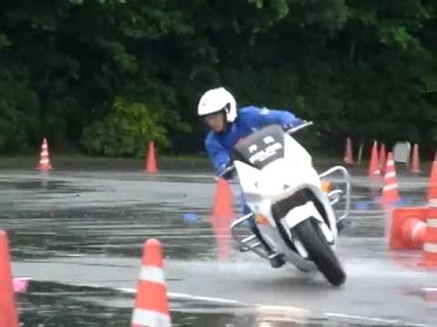 policia japones, manejo increible de la moto.