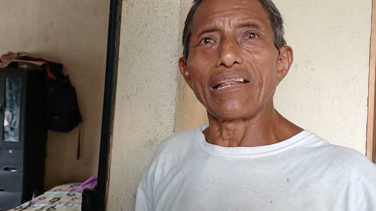 Doña cristina mostrando loque Santiago y Rony le dieron