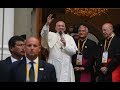 El papa Francisco bendice a los fieles en su llegada a la Nunciatura