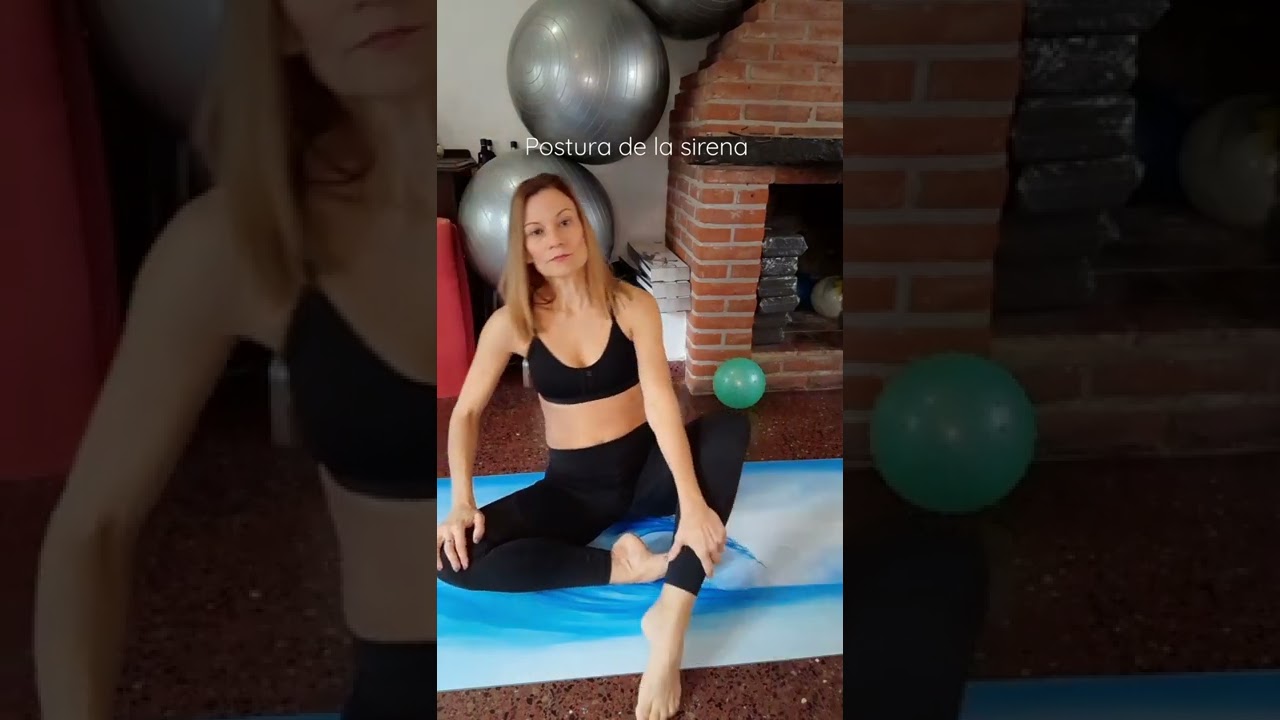 Postura de la Sirena en Yoga 🧜‍♀️ . Mermaid pose.