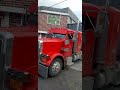 Camion maniobrando en reversa, en calle estrecha