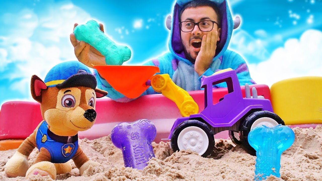 Oyuncak buldozer ve Chase ile kumda oyun! Chase STEAK HOUSE açıyor ve köfte yapıyor!