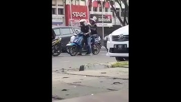 Video Lucu Nyanyi lagu Entah apa yang merasukimu dilampu merah