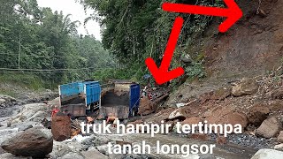 Detik' truk hampir tertimpa tanah longsor tambang pasir Semeru besuk glidik Lumajang .